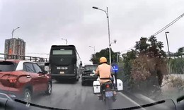 Đau quặn bụng trên xe giữa đường tắc kín, bệnh nhân được CSGT ứng cứu