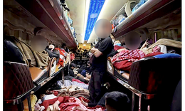 Ngộp thở cảnh hành khách nằm kín xe khách 22 chỗ chở 73 người