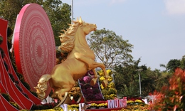 Ngựa vàng bứt phá giữa đường hoa Nghệ An