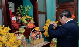 Thủ tướng dâng hương tưởng nhớ Chủ tịch Hồ Chí Minh
