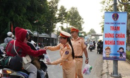 Người lao động nối đuôi nhau về quê đón Tết bằng xe máy