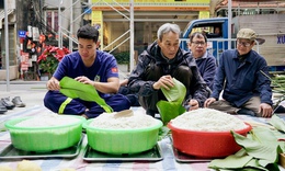 'Hàng xóm' sang trạm cứu hỏa gói bánh chưng: Tết ấm tình quân dân
