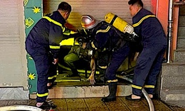 Giải cứu 3 người mắc kẹt trong vụ cháy rạng sáng 29 Tết ở Hà Nội