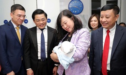 Bộ trưởng Bộ Y tế Đào Hồng Lan thăm, động viên y bác sĩ trực Tết, chúc mừng công dân nhí chào đời đêm Giao thừa