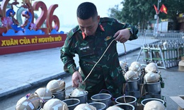 Hình ảnh "nạp đạn" cho trận địa pháo hoa đêm Giao thừa ở Hà Nội
