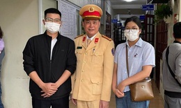 Bé 2 tháng tuổi tím tái giữa đường, CSGT dùng xe tuần tra chở đi cấp cứu