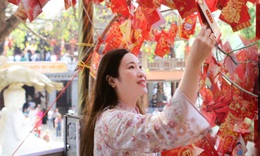 Mùng 1 Tết, người dân phố núi đi chùa cầu bình an