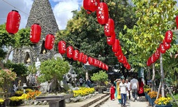 Du xuân thăm ngôi chùa làm bằng vỏ ốc độc đáo ở miền Trung