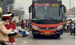 'Nhồi nhét' 50 người trên xe 21 chỗ, chủ xe và tài xế bị phạt 217 triệu đồng