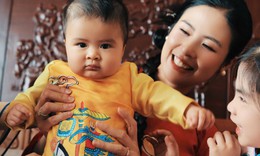 Khoảnh khắc Tết đầu tiên của quý tử 6 tháng tuổi nhà Ngọc Hân