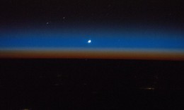 Hướng dẫn cách 'săn' sao Thủy sáng nhất trên bầu trời hoàng hôn chiều mùng 3 Tết