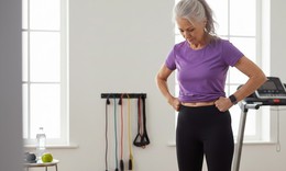 Không cần ăn kiêng khắt khe dịp Tết, bài tập đơn giản giúp giảm mỡ bụng sau tuổi 60