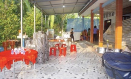 Hai người tử vong, nhiều người nhập viện sau khi uống rượu