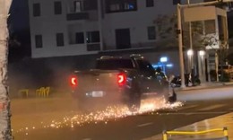 Xe máy bị ô tô kéo lê trên đường khiến một người tử vong