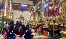 Du khách chiêm bái ngôi đền 600 năm tuổi thờ Bà Chúa Lộc