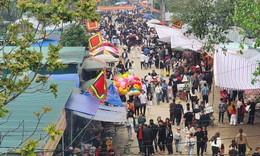 Du khách lên rừng, xuống biển cầu may đầu năm