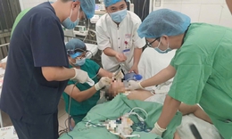 Bé 3 tuổi nguy kịch vì hạt hướng dương ngày Tết