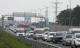 Chưa hết nghỉ Tết, dòng xe nối đuôi đổ dồn về Hà Nội