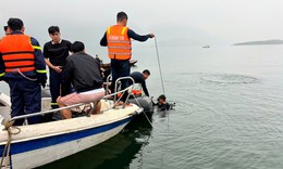Tìm thấy nạn nhân đầu tiên trong vụ lật thuyền ở hồ Thác Bà