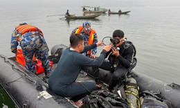 Video hơn 500 người cùng xuồng máy, môtô nước... tìm kiếm nạn nhân vụ lật tàu ở hồ Thác Bà