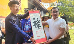 Khai ấn tân niên trong Hoàng cung Huế, du khách hào hứng khi được tặng chữ