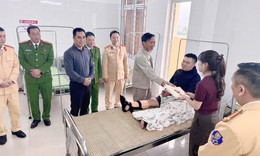 Không chấp hành hiệu lệnh, nam thanh niên chở pháo lao xe vào CSGT