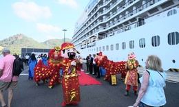 Tàu biển quốc tế khổng lồ đưa 800 khách cập cảng Cam Ranh