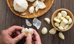 Điều gì xảy ra với cơ thể nếu thường xuyên ăn tỏi sống?