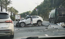 Ô tô va chạm xe chở rác trên đường Võ Nguyên Giáp, 1 người bị thương