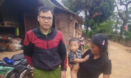 Cán bộ công an lao xuống hồ nước sâu cứu cháu bé 2 tuổi