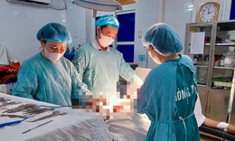 Người phụ nữ có khối u xơ tử cung to như quả bưởi