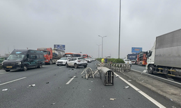 Tai nạn liên hoàn trên cao tốc Pháp Vân - Cầu Giẽ, một ô tô văng qua dải phân cách