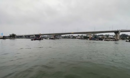 Hai mẹ con tử vong do lật thuyền, dừng giải đua ghe ở Huế