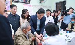 Thứ trưởng Thường trực Bộ Y tế dự chương trình khám bệnh, tặng quà người dân Hà Tĩnh