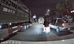 Hà Nội: Xe bán tải tạt đầu, 3 người trên xe máy ngã sát gầm xe tải