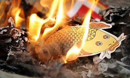 Cúng ông Công ông Táo: Hóa cá giấy hay thả cá chép sống?