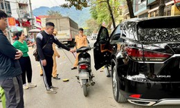 Chủ xe Lexus bị khởi tố vì mở cửa xe gây tai nạn làm 1 cháu bé tử vong