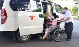 Bệnh nhân khó khăn ở BVĐK Khánh Hòa được đi xe miễn phí về nhà đón Tết