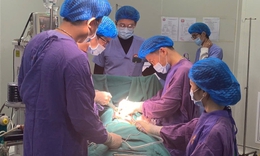 Dọn nhà đón Tết, bệnh nhân bị ngã từ độ cao 4 m, sốc đa chấn thương nguy kịch