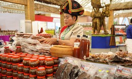 Gùi sản vật xuống phố quảng bá hương sắc vùng cao