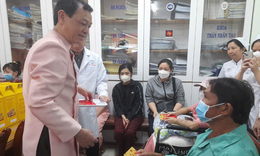 Chăm lo Tết trong bệnh viện hạng đặc biệt: Khi nhân viên y tế làm ‘người giữ Xuân’ cho bệnh nhân