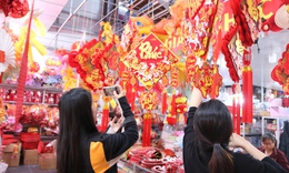 Vào mùa kinh doanh Tết, phố phụ kiện trang trí rực rỡ sắc màu
