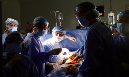 Ê-kíp thông tim xuyên bào thai và cô giáo Kim Phấn vào Top 5 Đại sứ truyền cảm hứng