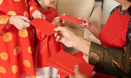 Có nên để trẻ giữ tiền lì xì: Góc nhìn từ chuyên gia tâm lý