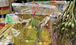 Người dân tất bật sắm đồ lễ cúng ông Công ông Táo