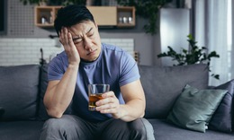Có nên cho người say rượu ăn uống không?