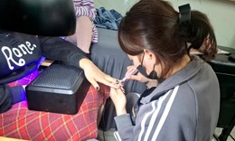 Thợ làm nail quên ăn, thức xuyên đêm làm đẹp cho khách đón Tết