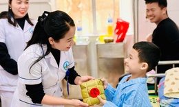 Y bác sĩ tự tay nấu bánh chưng tặng bệnh nhân