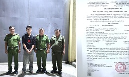 Thấy 'quen' khi đi qua nhau, người dân nhanh trí phát hiện đối tượng truy nã