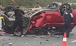 Ô tô 'ngửa bụng' trên cao tốc sau va chạm với xe đầu kéo, lái xe 'lóp ngóp' bò ra ngoài